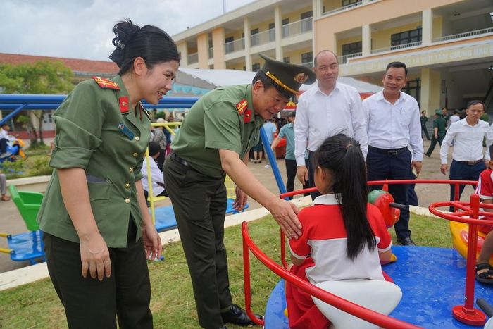 Đại tá Vũ Thanh Tùng, Phó Bí thư Đảng ủy, Phó Giám đốc Công an tỉnh Quảng Ninh, thăm hỏi trẻ em khi đón nhận Khu vui chơi mới ở xã đảo.