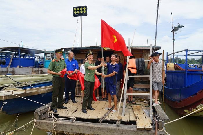 Đại tá Bùi Thị Hiền - Trưởng phòng công tác chính trị, Công an tỉnh Quảng Ninh - chia sẻ với ngư dân về hành trình ra khơi mang theo lá cờ Tổ quốc.