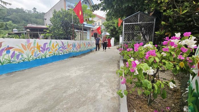 Đường hoa tươi đẹp ở thôn Bản Chang, xã Hoàng Văn Thụ.