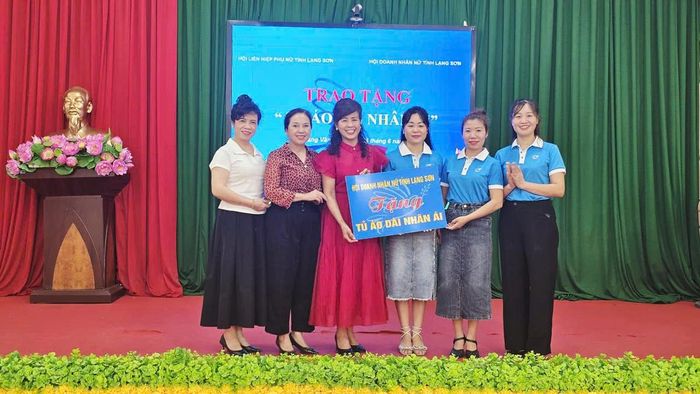 Hội Doanh nhân nữ Lạng Sơn trao biểu trưng tặng "Tủ áo dài nhân ái" cho Hội LHPN xã Hoàng Văn Thụ.