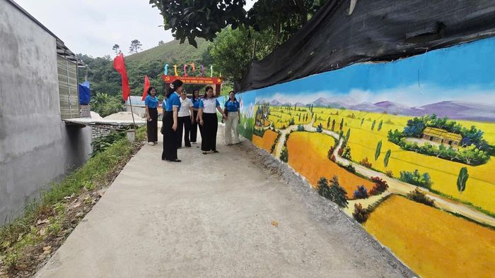 Tranh tường đẹp, ấn tượng do phụ nữ xã Đồng Đăng thực hiện