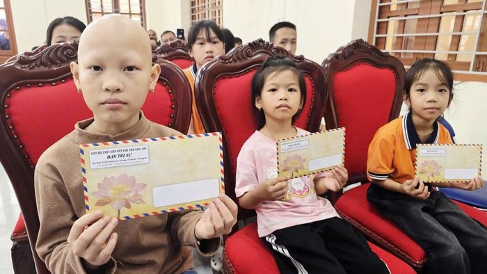 Các em nhỏ nghèo, khuyết tật vui mừng đón nhận quà hỗ trợ của Ban tổ chức.