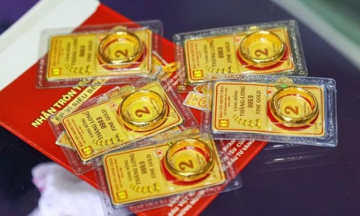 Thông thường sau khi nhận lương, gia đình sẽ mua thêm khoảng 0,5 - 1 chỉ vàng (Ảnh minh họa)