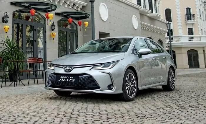 Toyota Altis nhập khẩu Thái Lan với đầy đủ tiện nghi và có cả phiên bản hybrid cho khách hàng Việt Nam