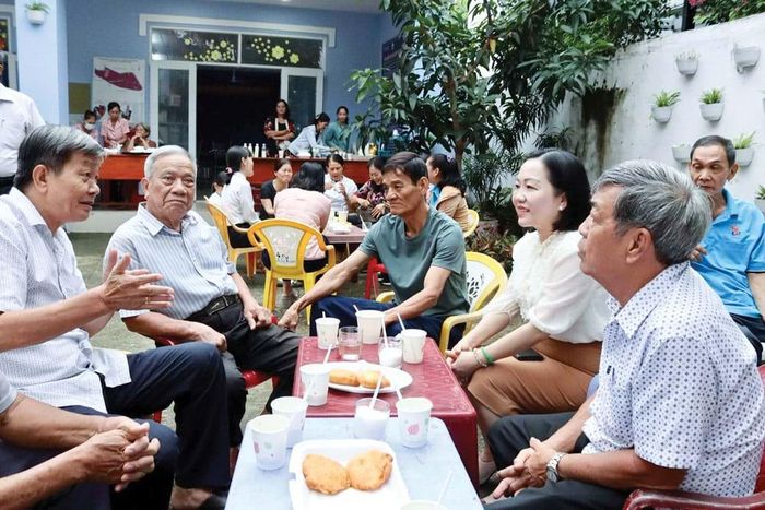 “Cà phê sáng trao đổi với nhân dân” ba buổi mỗi tuần, là cách làm của phường Thủ Dầu Một (TP.HCM), nhằm tạo diễn đàn cho người dân và chuyên gia trực tiếp luận bàn những vấn đề dân sinh, hiến kế, kiến nghị với chính quyền địa phương. Ảnh: Trần Hoài