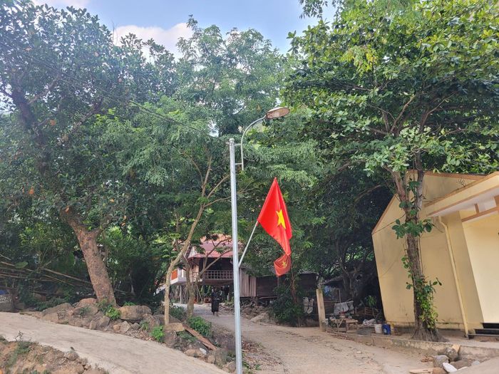 Lá cờ đỏ sao vàng vẫy chào khách tại đầu thôn Cây Sú, xã Trường Sơn, tỉnh Quảng Trị. 
