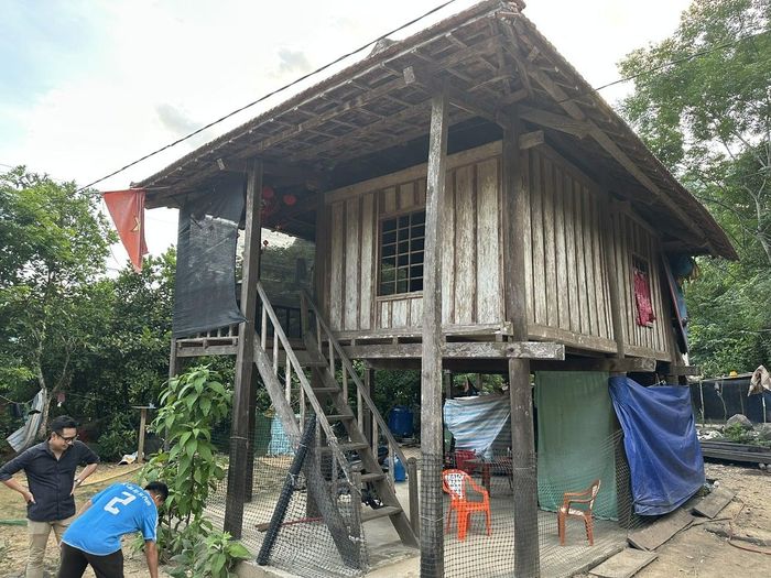 Những lá cờ đỏ sao vàng được treo ở hầu như mỗi nhà tại các thôn, bản của người Vân Kiều. 