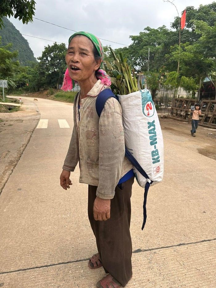 Một phụ nữ người Vân Kiều lấy việc "đi rú", tức vào rừng tìm măng, đọt mây làm kế sinh nhai chính. 