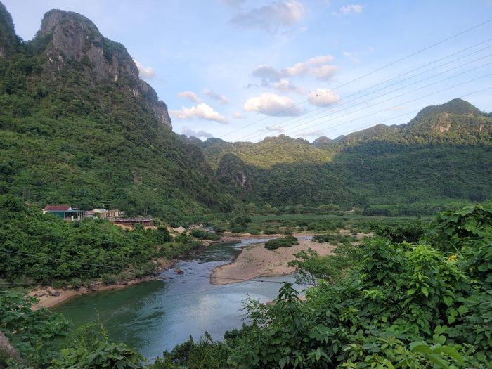 Thôn Cây Sú nằm lọt thỏm trong thung lũng giữa núi rừng bạt ngàn. 