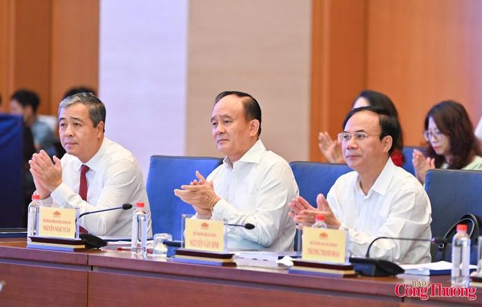 Các đại biểu tham dự hội thảo.