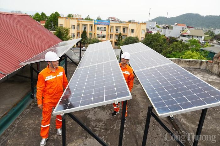 Điện mặt trời mái nhà kết hợp hệ thống lưu trữ năng lượng được xem là giải pháp quan trọng giúp giảm áp lực cung ứng điện cho miền Bắc. Ảnh: Hùng Mạnh
