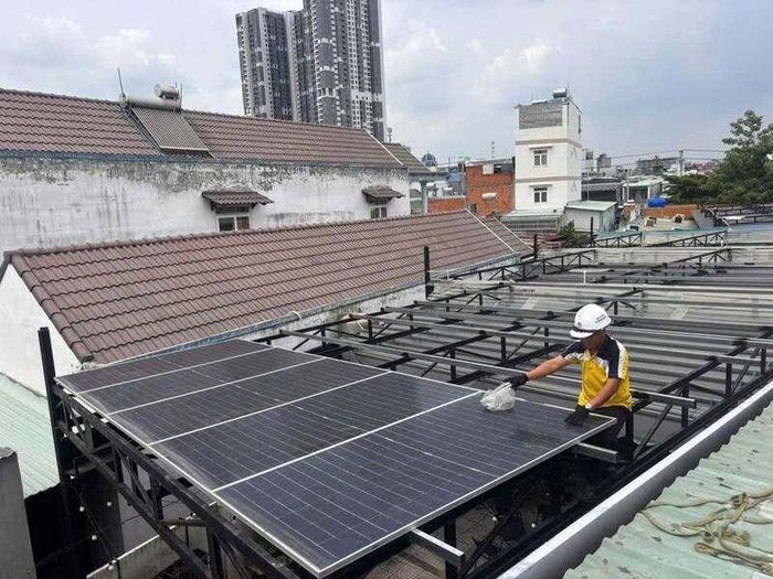 Hơn 8.000 khách hàng đã lắp đặt điện mặt trời mái nhà tự sản xuất, tự tiêu thụ trên địa bàn EVNNPC quản lý. Ảnh: Thanh Tâm