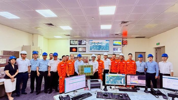 Đoàn công tác EVNGENCO1 đã thăm hỏi, động viên và tặng quà cho cán bộ công nhân viên tại Phân xưởng Vận hành và Phân xưởng Nhiên liệu.