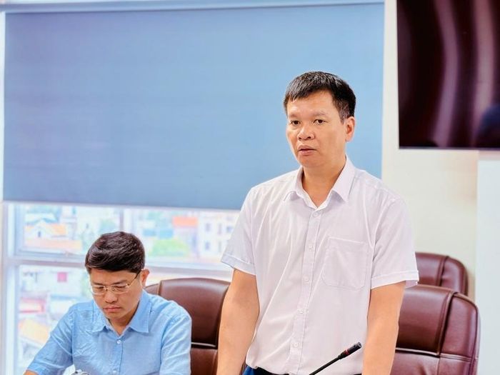 Ông Đỗ Trung Kiên - Giám đốc Công ty ông Đỗ Trung Kiên - Giám đốc Công ty Nhiệt điện Uông Bí báo cáo với Đoàn công tác về tình hình sản xuất điện mùa khô.