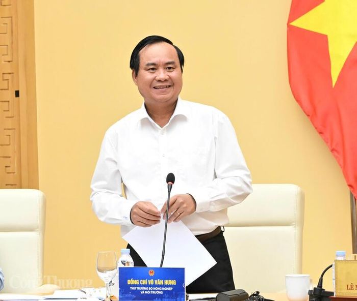 Thứ trưởng Bộ Nông nghiệp và Môi trường Võ Văn Hưng phát biểu tại buổi làm việc. Ảnh: Cấn Dũng