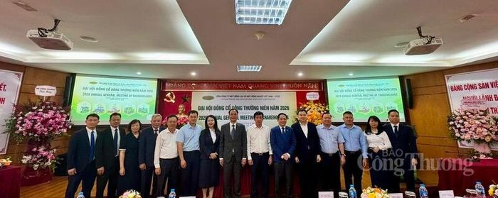 Ban lãnh đạo VEAM chụp ảnh lưu niệm với lãnh đạo Đảng ủy Bộ cùng lãnh đạo các cục, vụ của Bộ Công Thương