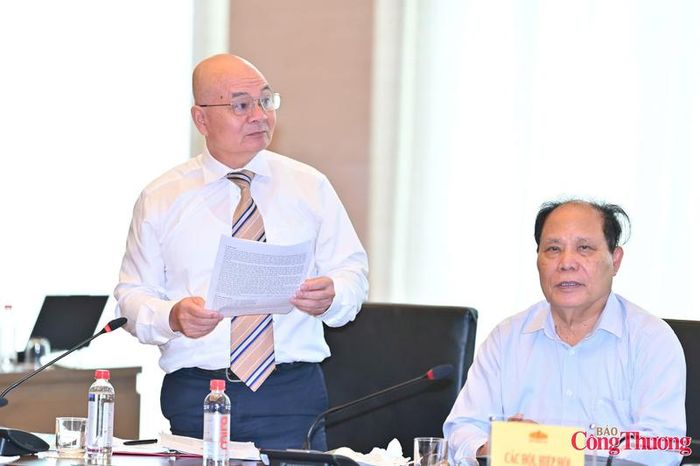 Ông Đinh Quốc Thái, Tổng Thư ký Hiệp hội Thép Việt Nam phát biểu ý kiến.