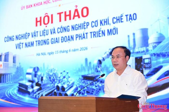 Thứ trưởng Bộ Xây dựng Nguyễn Văn Sinh phát biểu, trao đổi về "Thực trạng, khó khăn, vướng mắc trong quản lý, phát triển vật liệu xây dựng và sự cần thiết xây dựng Luật Quản lý, phát triển vật liệu xâu dựng".