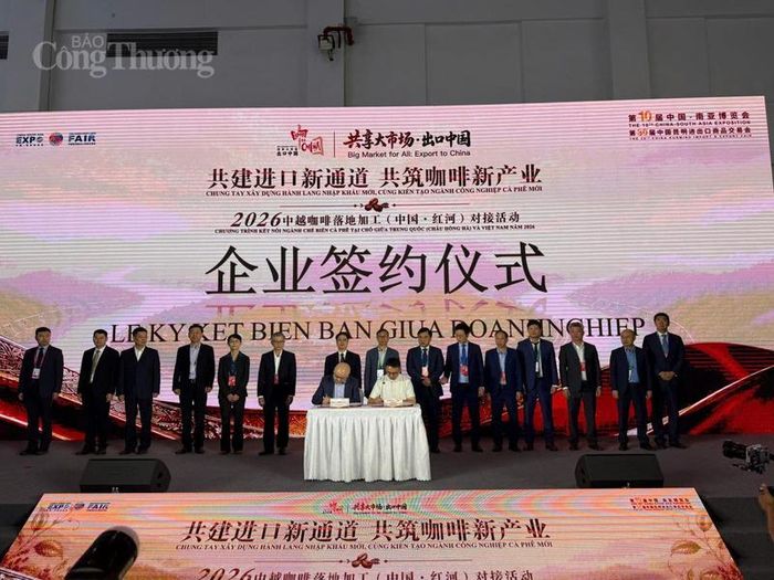 Lễ ký kết giữa Công ty TNHH Khoa học Kỹ thuật Thực nghiệm Cà phê Trung Quốc Vân Nam với Chi nhánh Ban Mê Thuột của Công ty Cổ phần Tập đoàn INTIMEX Việt Nam. Ảnh: Cục XTTM 