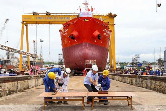 Thời gian tới, Hải Phòng định hướng phát triển theo mô hình “Tổ hợp” công nghiệp đóng tàu. Ảnh: Phạm Minh