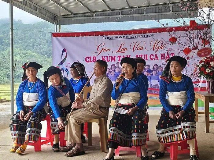 Tiết mục văn nghệ của đồng bào dân tộc Thái xã Luận Thành.
