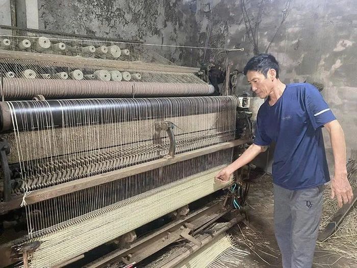 Nhờ đầu tư mua máy dệt chiếu đã giúp người làm nghề xã Quảng Ngọc nâng cao năng suất, chất lượng sản phẩm.