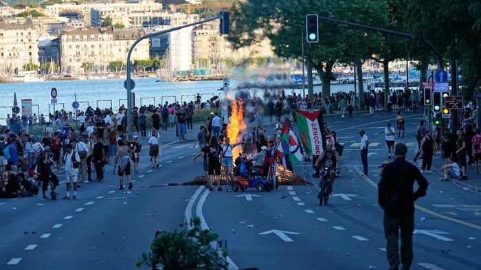 Người biểu tình trên đường phố trong cuộc biểu tình “Không G7” ở Geneva, Thụy Sĩ, ngày 14 tháng 6 năm 2026, trước thềm hội nghị thượng đỉnh G7 dự kiến diễn ra từ ngày 15 đến 17 tháng 6. Ảnh: AP