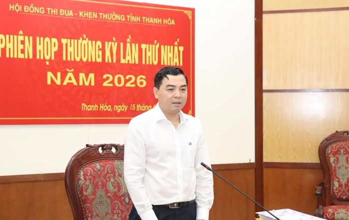 Chủ tịch UBND tỉnh, Chủ tịch Hội đồng TĐ-KT tỉnh Nguyễn Hoài Anh phát biểu tại phiên họp.