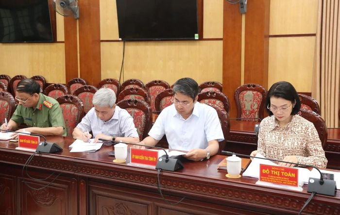 Các đại biểu dự phiên họp.