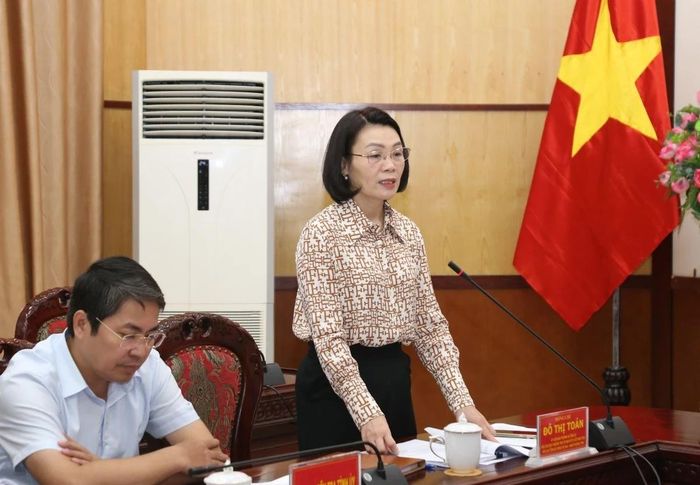 Phó Chủ tịch Thường trực Ủy ban MTTQ tỉnh Đỗ Thị Toán phát biểu tại phiên họp.