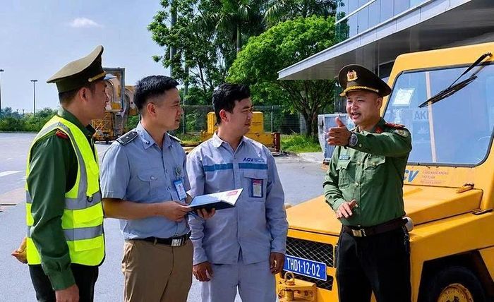 Lực lượng an ninh hàng không (Công an tỉnh) phối hợp với Cảng vụ hàng không miền Bắc, Cảng Hàng không Thọ Xuân rà soát điều kiện đảm bảo an toàn bay. Ảnh: Tuyết Hạnh