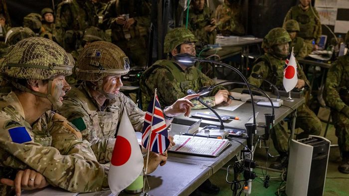Binh lính Anh phối hợp với Lực lượng Phòng vệ Mặt đất Nhật Bản (JGSDF) để chia sẻ thông tin và chiến thuật. Ảnh: Bộ Quốc phòng
