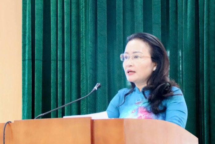 Đồng chí Lương Thị Hạnh, Tỉnh ủy viên, Phó Chủ tịch Ủy ban MTTQ tỉnh, Chủ tịch Hội LHPN tỉnh phát biểu tại buổi gặp mặt.