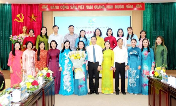 Các đồng chí lãnh đạo tỉnh chụp ảnh lưu niệm cùng Đoàn đại biểu phụ nữ tỉnh dự Đại hội đại biểu Phụ nữ toàn quốc lần thứ XIV.