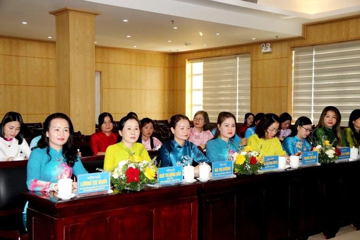 Đoàn đại biểu phụ nữ tỉnh Thanh Hóa dự Đại hội đại biểu Phụ nữ toàn quốc lần thứ XIV và các đại biểu dự buổi gặp mặt.
