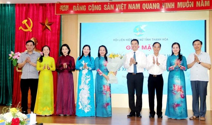Đồng chí Nguyễn Hồng Phong, Ủy viên dự khuyết Trung ương Đảng, Phó Bí thư Thường trực Tỉnh ủy, Chủ tịch HĐND tỉnh và các đồng chí lãnh đạo tỉnh tặng hoa chúc mừng Đoàn đại biểu phụ nữ tỉnh dự Đại hội đại biểu Phụ nữ toàn quốc lần thứ XIV.