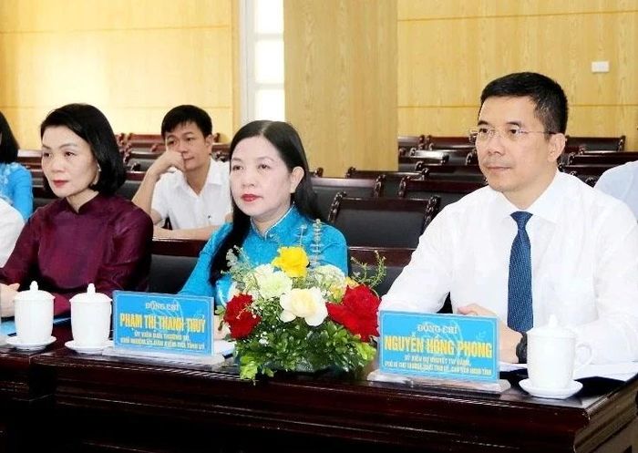 Đồng chí Nguyễn Hồng Phong, Ủy viên dự khuyết Trung ương Đảng, Phó Bí thư Thường trực Tỉnh ủy, Chủ tịch HĐND tỉnh và các đại biểu dự buổi gặp mặt.