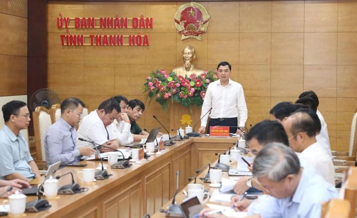 Đồng chí Nguyễn Hoài Anh, Ủy viên Trung ương Đảng, Phó Bí thư Tỉnh ủy, Chủ tịch UBND tỉnh phát biểu tại hội nghị.