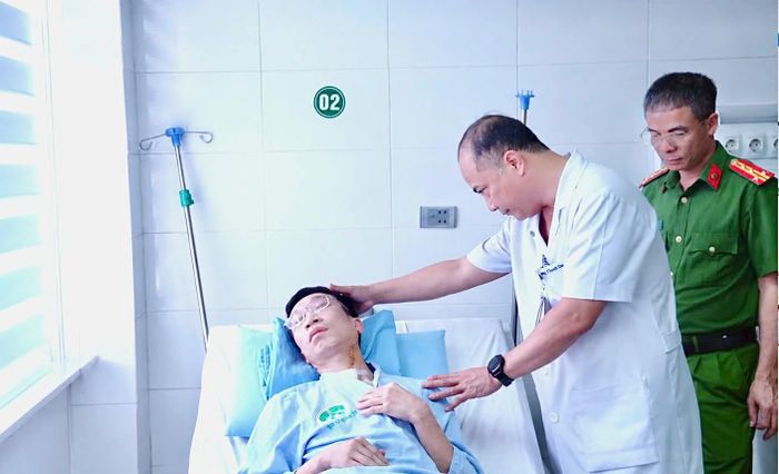 Lãnh đạo Bệnh viện Đa khoa tỉnh thanh Hóa và ê kip điều trị kiểm tra bệnh nhân trước khi xuất viện.