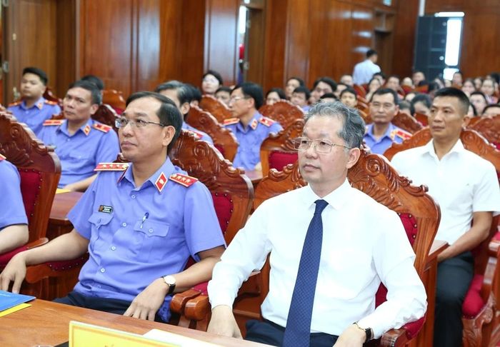 Các đại biểu dự buổi lễ.