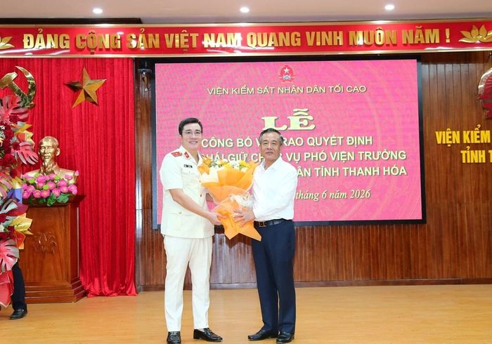Đồng chí Lê Đức Thái, Ủy viên Trung ương Đảng, Bí thư Tỉnh ủy, Trưởng Đoàn ĐBQH tỉnh Thanh Hóa tặng hoa chúc mừng tân Phó Viện trưởng VKSND tỉnh Thanh Hóa Lê Đức Sơn.