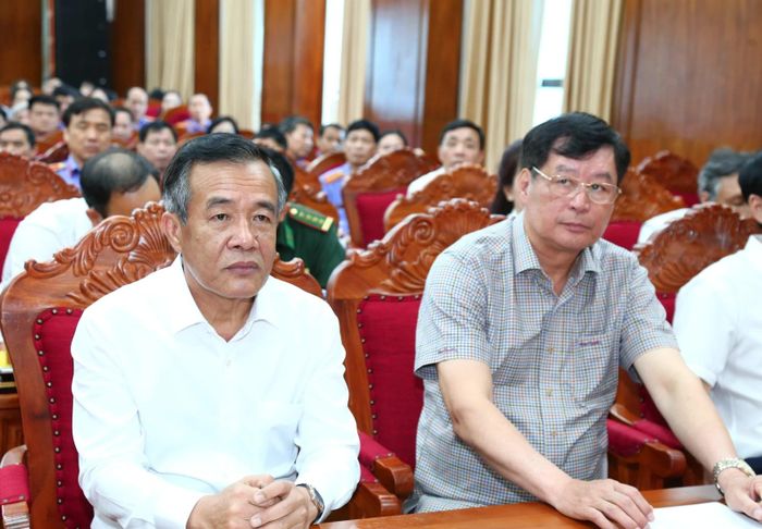 Các đại biểu dự buổi lễ.