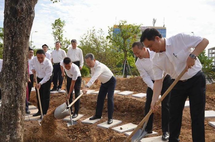 Đồng chí Nguyễn Văn Quảng, Bí thư Trung ương Đảng, Bí thư Đảng ủy, Chánh án Tòa án Nhân dân tối cao và các đồng chí lãnh đạo trồng cây lưu niệm tại khuôn viên Tòa án Nhân dân tỉnh Thanh Hóa.