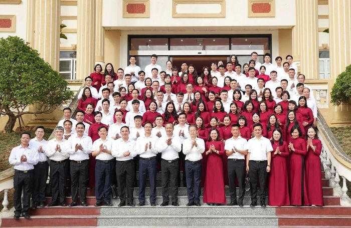 Chánh án Tòa án Nhân dân tối cao Nguyễn Văn Quảng chụp ảnh lưu niệm với cán bộ, công chức Tòa án Nhân dân hai cấp tỉnh Thanh Hóa.