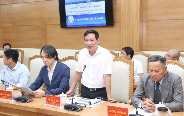 Đại diện Tổng Công ty Cơ điện Xây dựng - CTCP báo cáo tình hình và đề xuất các dự án đầu tư.