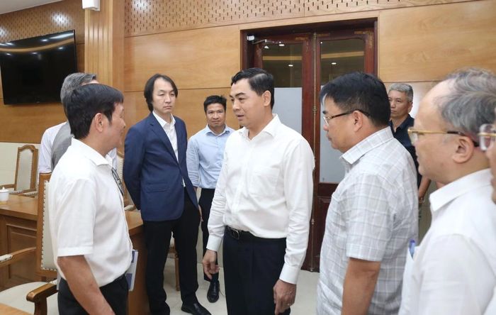 Đồng chí Nguyễn Hoài Anh, Ủy viên Trung ương Đảng, Phó Bí thư Tỉnh ủy, Chủ tịch UBND tỉnh trao đổi với nhà đầu tư bên lề hội nghị.