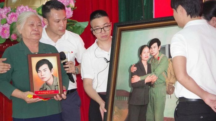 Thân nhân liệt sĩ nghẹn ngào khi nhìn lại chân dung người thân qua từng đường nét được khôi phục gần như nguyên vẹn.