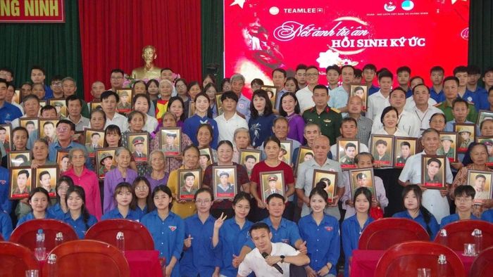 Rất nhiều thân nhân liệt sĩ xúc động khi lần đầu được đón nhận những bức di ảnh được phục chế sắc nét sau nhiều năm chỉ còn lưu giữ những tấm ảnh cũ đã bạc màu.