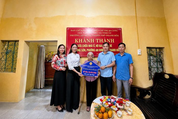 Hội viên CLB Liên thế hệ tự giúp nhau phố Trung Sơn hỗ trợ hộ gia đình có hoàn cảnh khó khăn trên địa bàn.