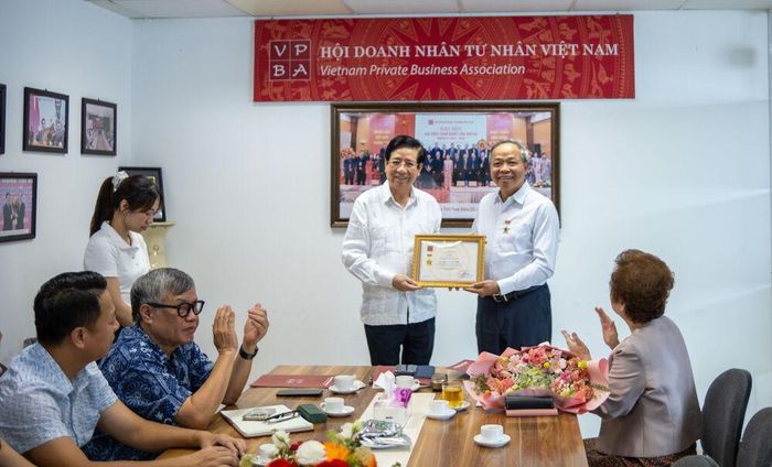  PGS.TS Nguyễn Trọng Điều - Chủ tịch Hội đã trao tặng Kỷ niệm chương “Vì sự nghiệp Xây dựng và Phát triển Doanh nhân Việt Nam” cho ông Nguyễn Trung Chính - Phó Chủ tịch Hội, Chủ tịch HĐQT Tập đoàn Công nghệ CMC.
